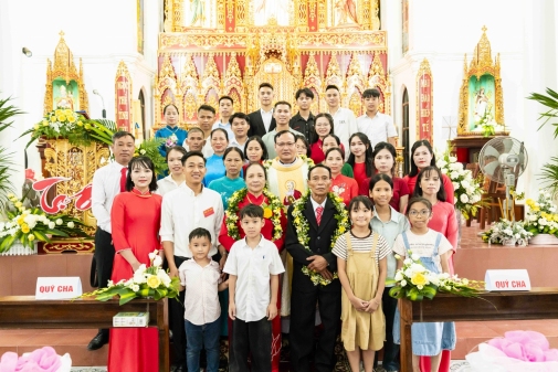 Cha Matthêu Đoàn Văn Thắng hân hoan mừng lễ tạ ơn đầu đời Linh mục