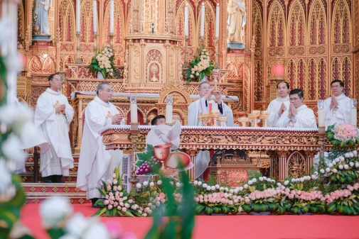 Đền Thánh Báo Đáp: Thánh lễ chính tiệc Tuần Chầu Thánh Thể và 135 thiếu nhi lãnh nhận Bí tích Thêm sức.
