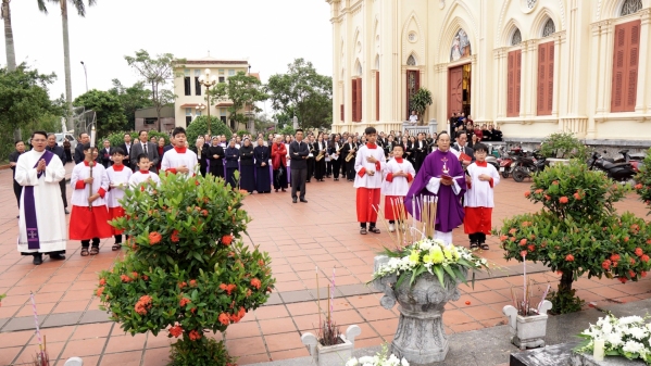 NGHI THỨC KÍNH VIẾNG NƠI PHẦN MỘ QUÝ CHA ĐÃ AN NGHỈ TẠI ĐỀN THÁNH BÁO ĐÁP